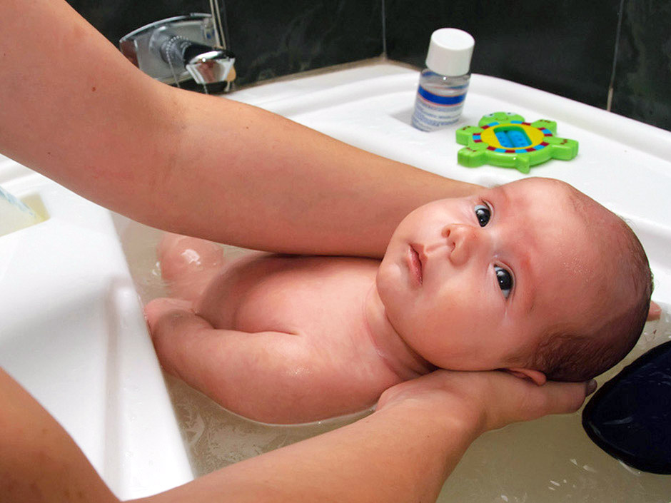 Beneficios de bañar a un bebé recién nacido con agua tibia